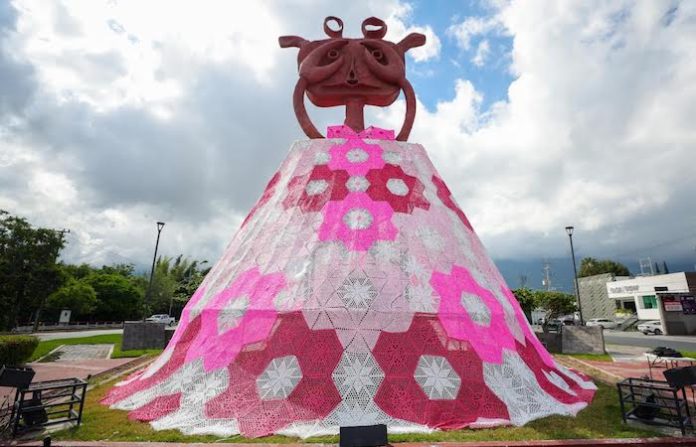 San Pedro viste de rosa a la Niña Cangrejo para promover la detección del cáncer de mama