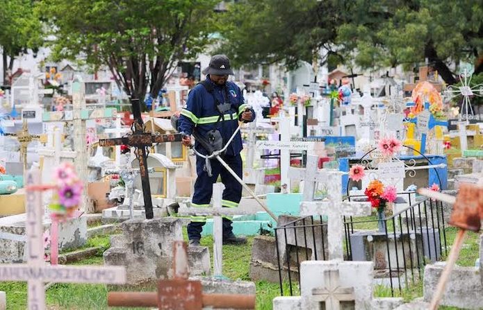San Pedro alista sus panteones para recibir a las familias por el Día de Muertos