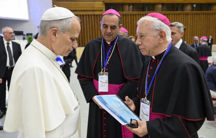 Entregan al papa León XIV libro con rostros y nombres de personas desaparecidas en México