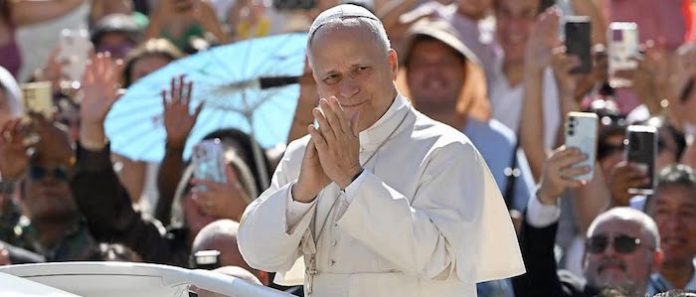 El papa pronuncia su homilía dominical en el Vaticano solo 5 días después de la operación