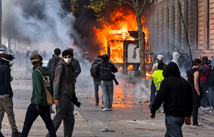 Aumentan a 1.200 los detenidos durante los disturbios en Francia
