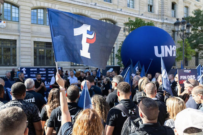 Unos 3.000 policías se manifiestan en París ante las protestas estudiantiles
