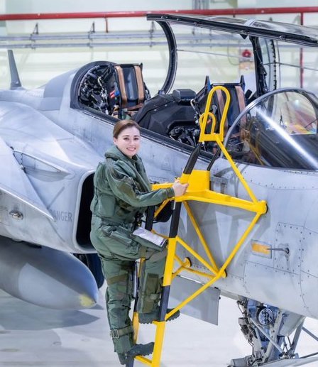 La reina Suthida de Tailandia realiza su primer vuelo en solitario en un JAS 39C Gripen