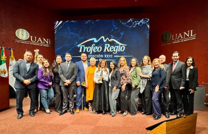Susana Méndez recibe el Trofeo Regio y exige cumplir recomendaciones de derechos humanos