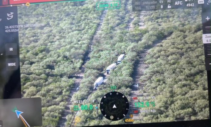 Fuerza Civil auxilia a tres traileros varados por lluvias en Sabinas