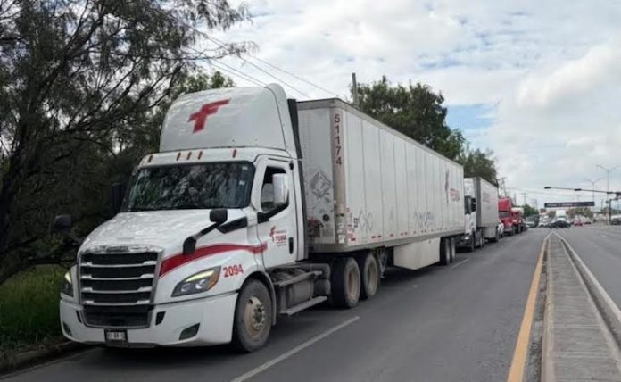Transportistas de Nuevo León se suman al paro nacional y exigen seguridad en carreteras
