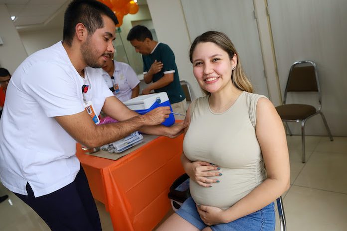 Aplican más de 114 mil vacunas contra la influenza en Nuevo León; Salud llama a no esperar la llegada del frío