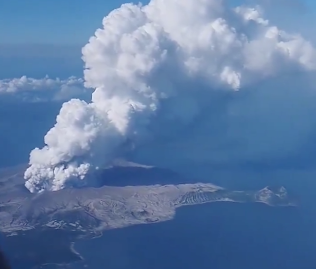 El volcán Taál en Filipinas erupciona dos veces en las últimas 24 horas